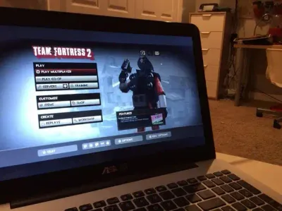 Team Fortress 2 match screenshot with class ESP markers
